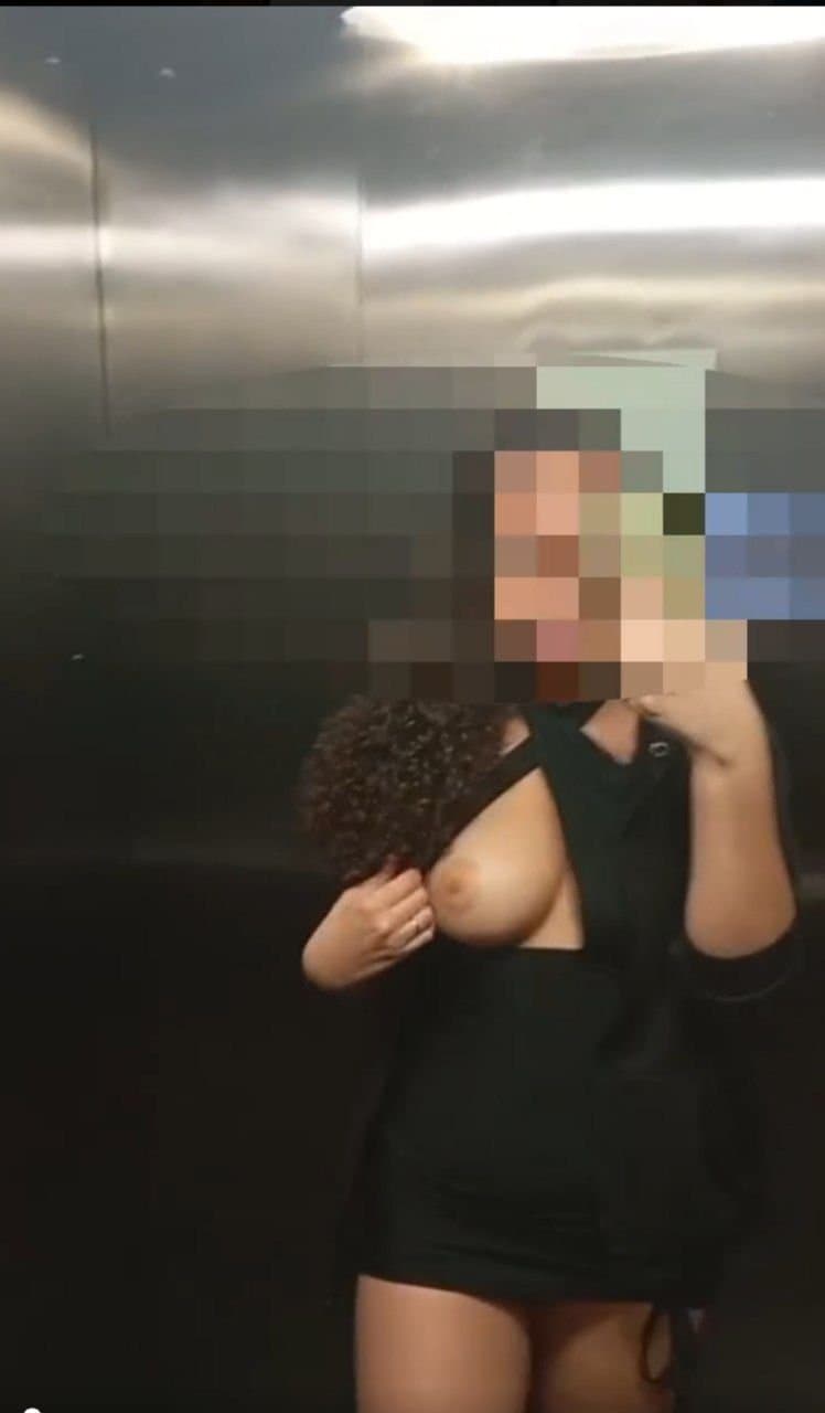 Minha esposa se exibindo no elevador da nossa casa!!! Reparem no G no braço da minha esposa.