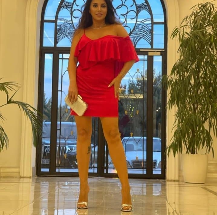 Sexy glamour feet pedicure milf