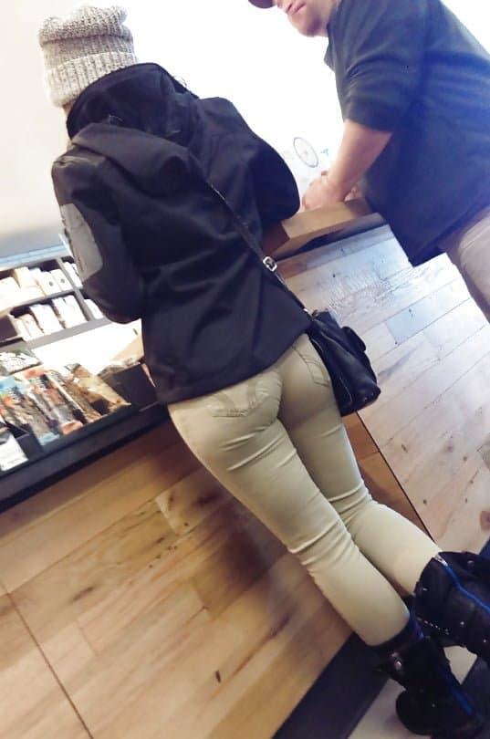 Esta bem escondida mas da pra saber que é gostosa