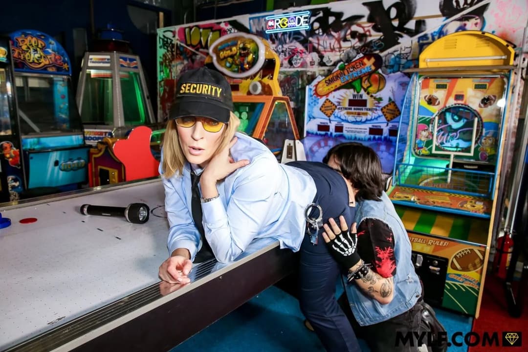 Now imagine if Uma Thurman was your own personal security guard/ fuck slave