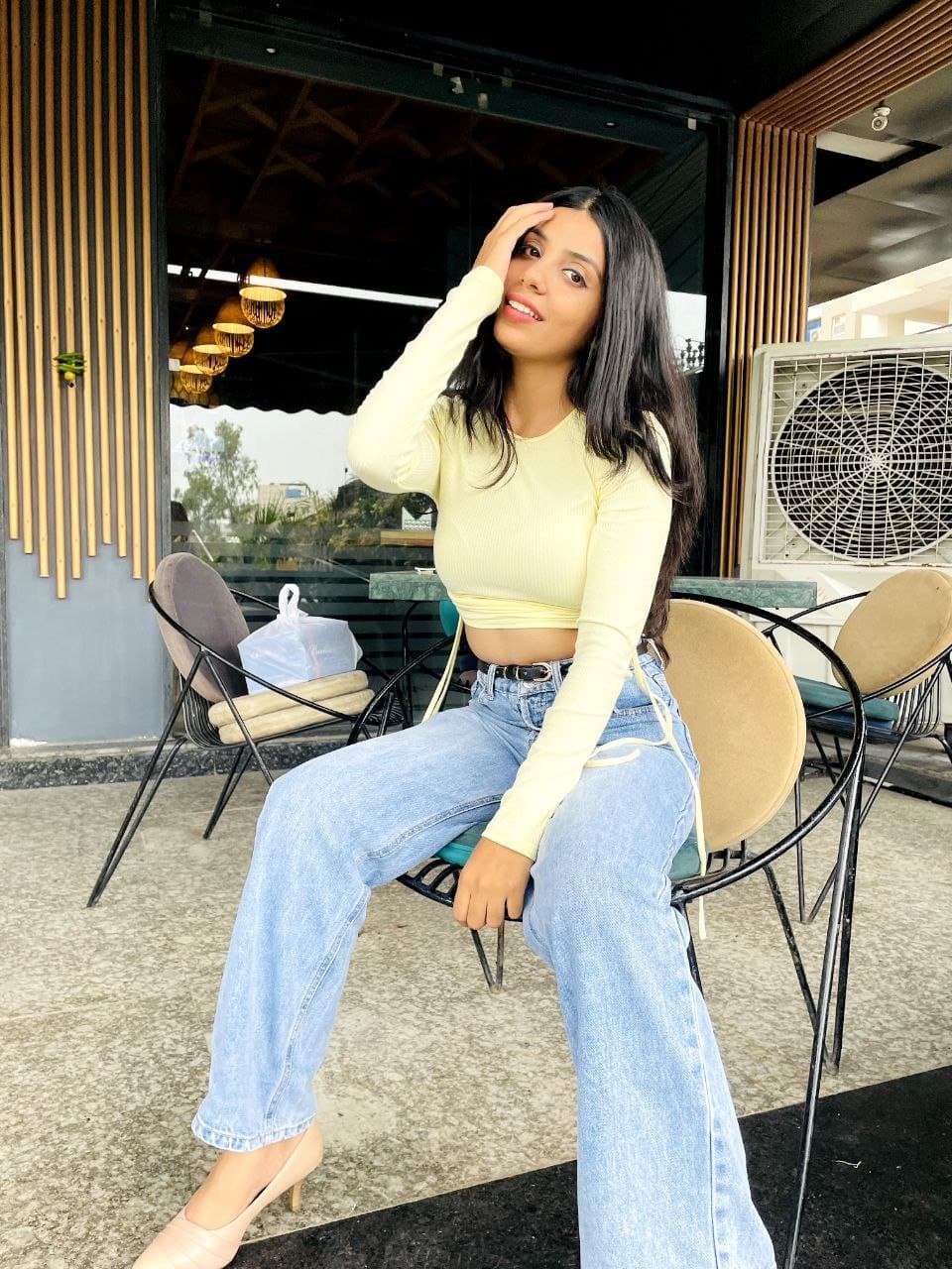 She likes to pretend to take artistic nudes