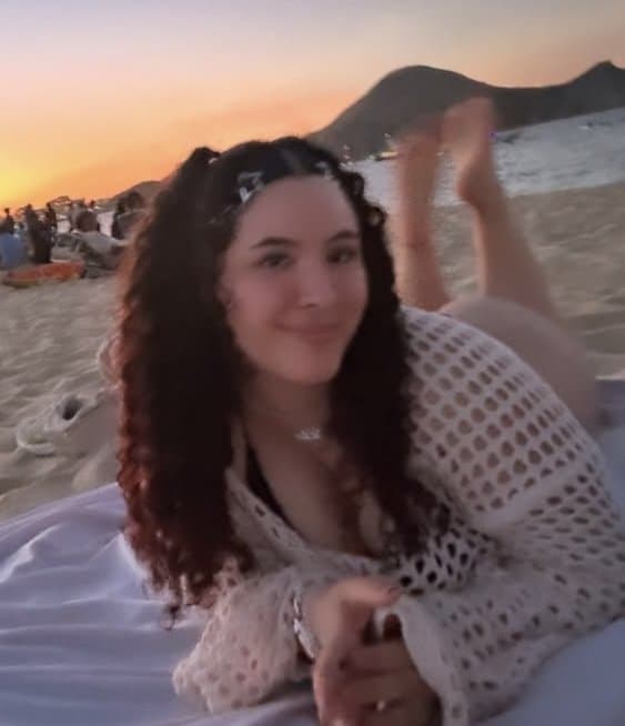 Click to view full size Zorra de buen cuerpo calienta a todos mostrando su enorme culote en bikini