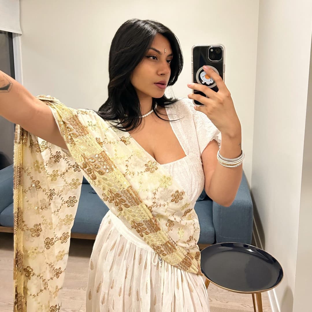 Indian British girl Big Boobs Cute And Sexy girl