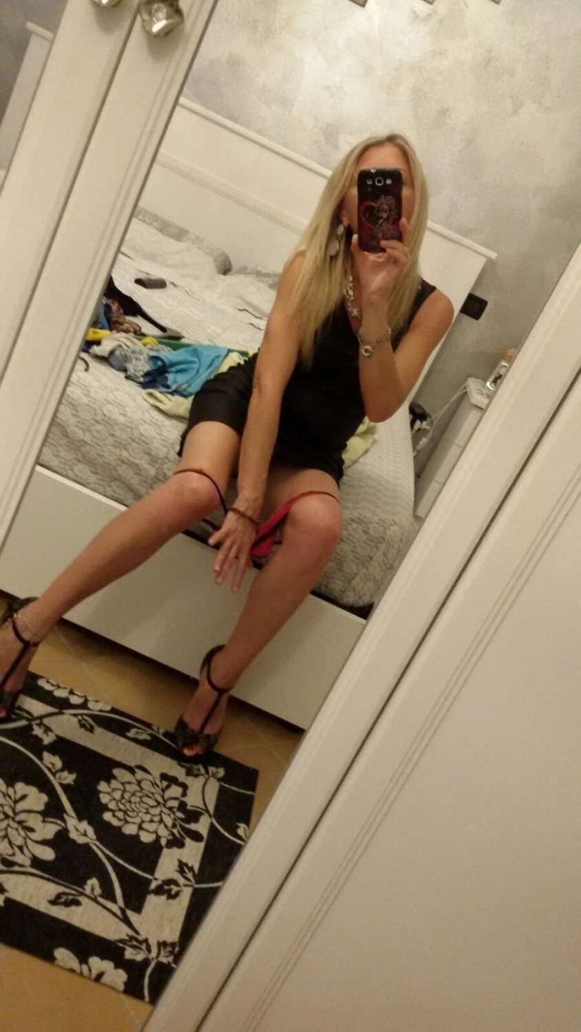 Amateur italian Mom showing it all