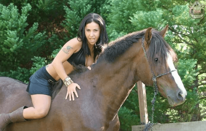 O cara casou com a Mônica Mattos kkkkkkkkkkkkk