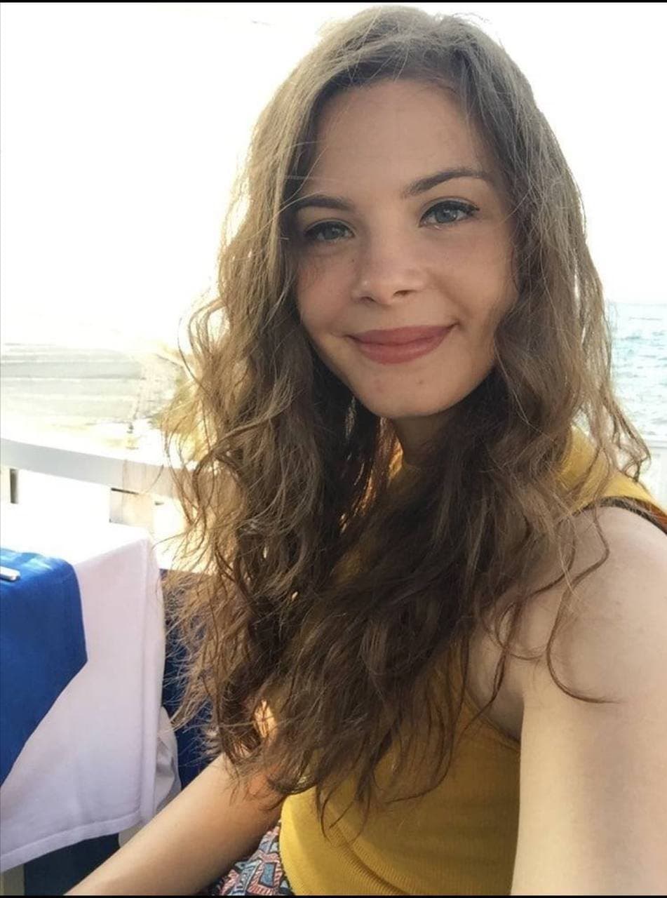 Cornudo nos comparte a la puta de su esposa masturbandose