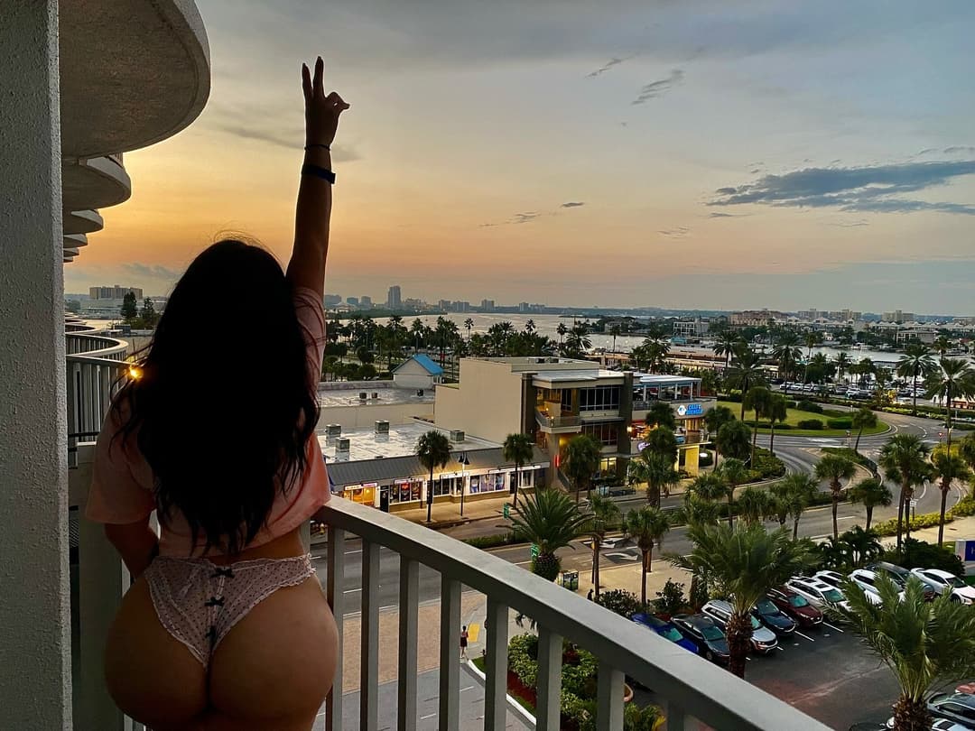 thick girl from central america