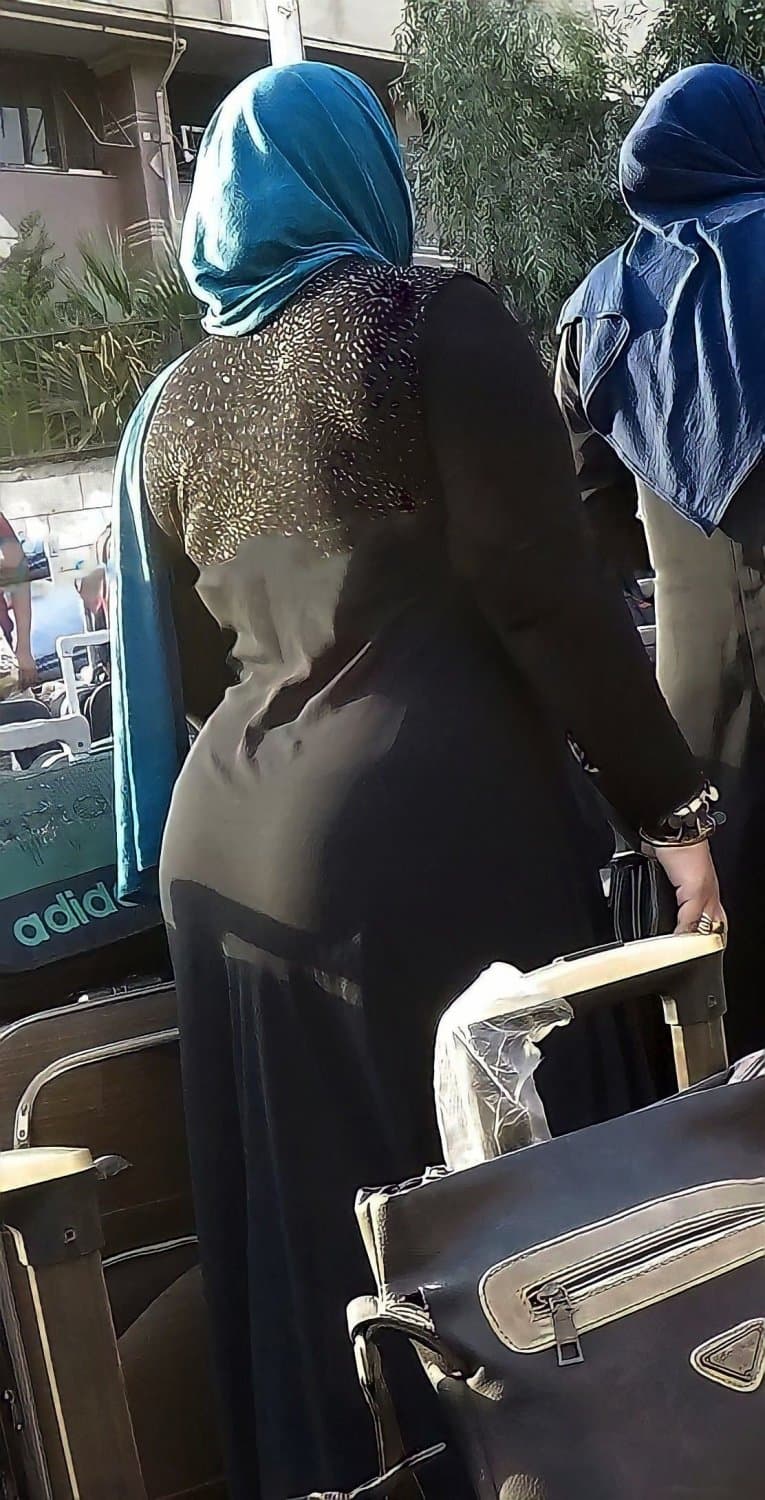 Hijab arabian milf in street ?hidden camera