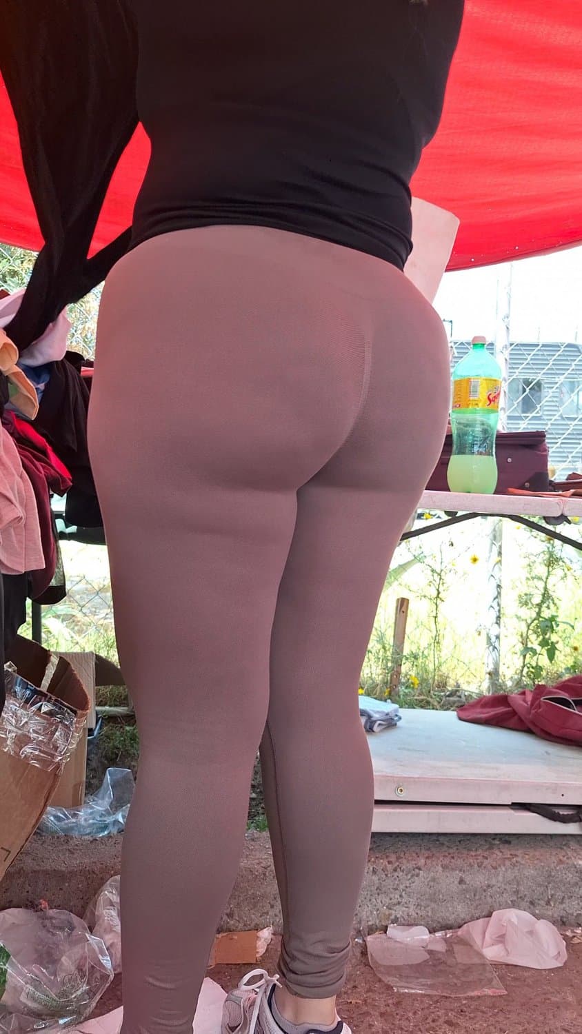 Rico culote de madura milf se le marca la tanga bien rico.