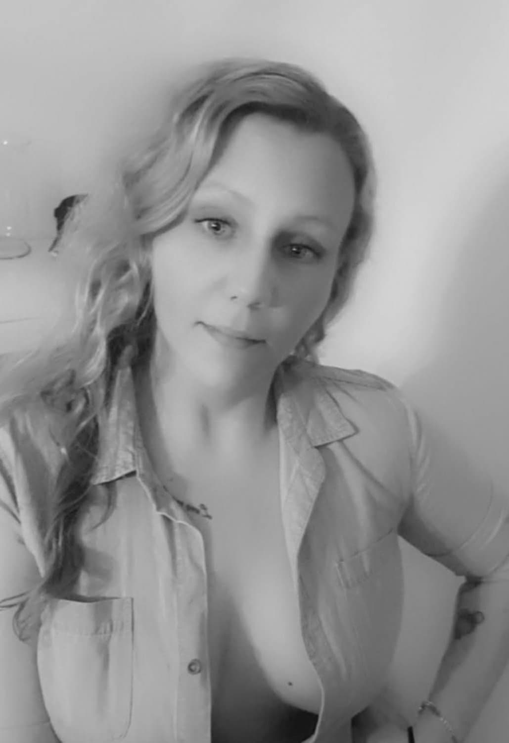 Yvonnethemilf (found my moms nudes in her early 30s)