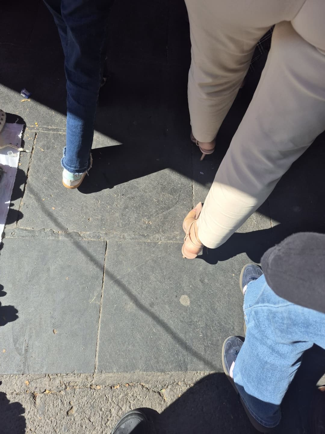 Click to view full size Ricos pies en la calle, strip y de mas