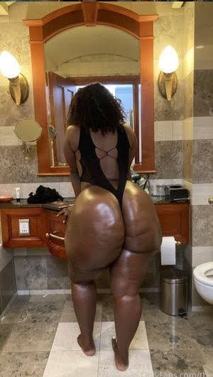 White booty vs black booty. Who wins?