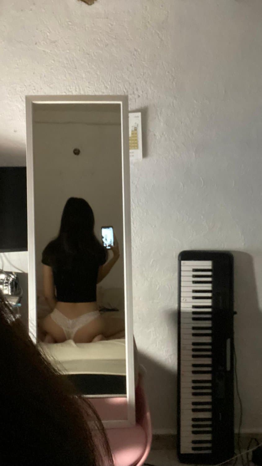 Click to view full size Ximena Ortiz morrita de 19 años de Cancún flaquita con culito pequeño y unas piernas hermosas