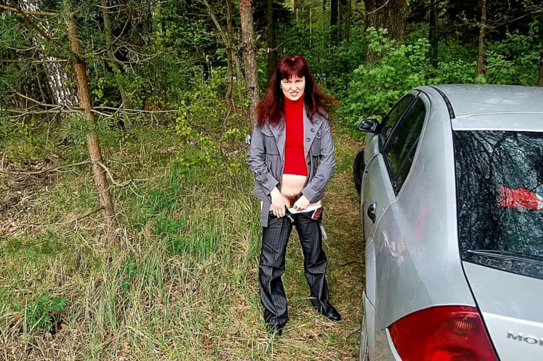 Exhibitionist Ina loves to be free in nature. Enjoy!