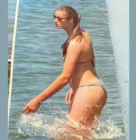 Ella le encanta que nos masturbemos con su orto ella pide pija a gritos y que le den duro