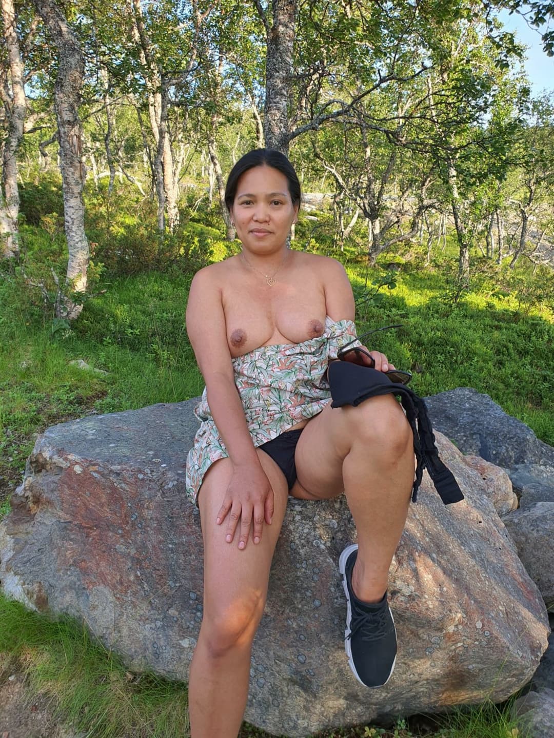 40 yr milf Filipino slut loves to be seen
