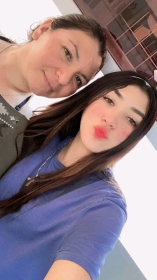 Mi novia Dallany y mi suegra milf chupando pene, alguien le hace tributo??