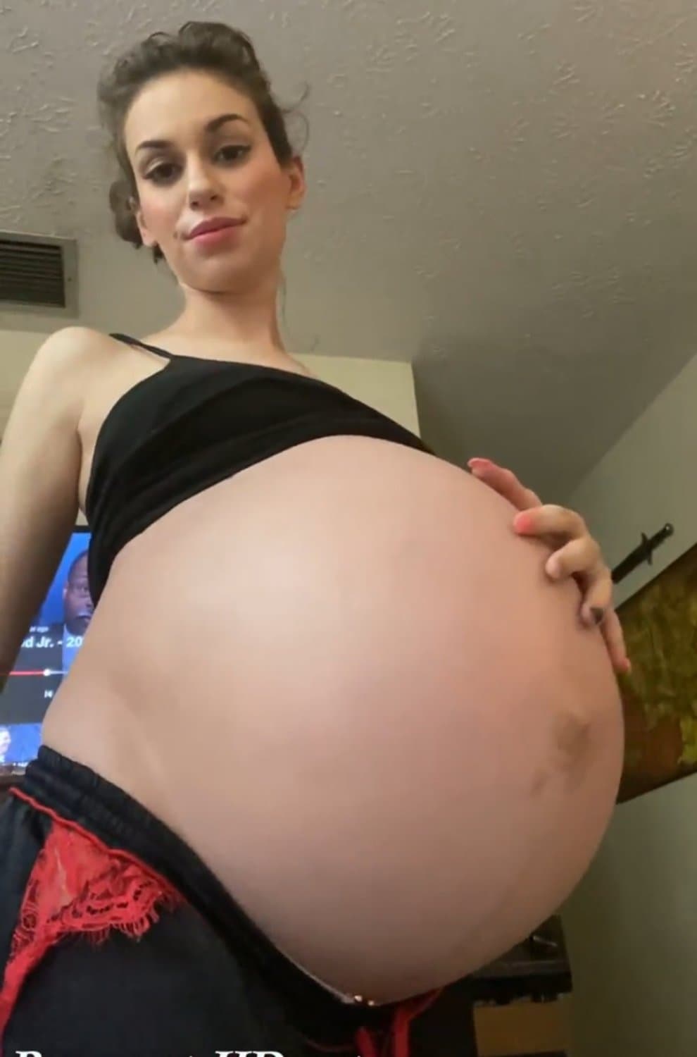 pregnant woman with twins this giant -