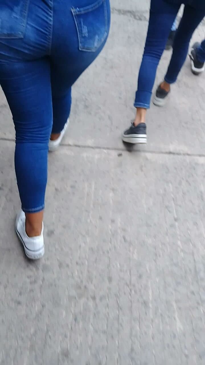 Taquera del estado de puebla repartiendo en la calle ?