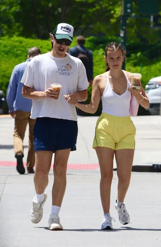 A vagabunda precisa ser segurada e engravidada na frente do marido