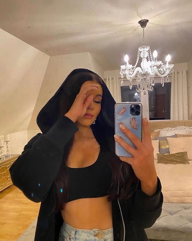 Click to view full size Luxury whore with fuckable mouth and tits