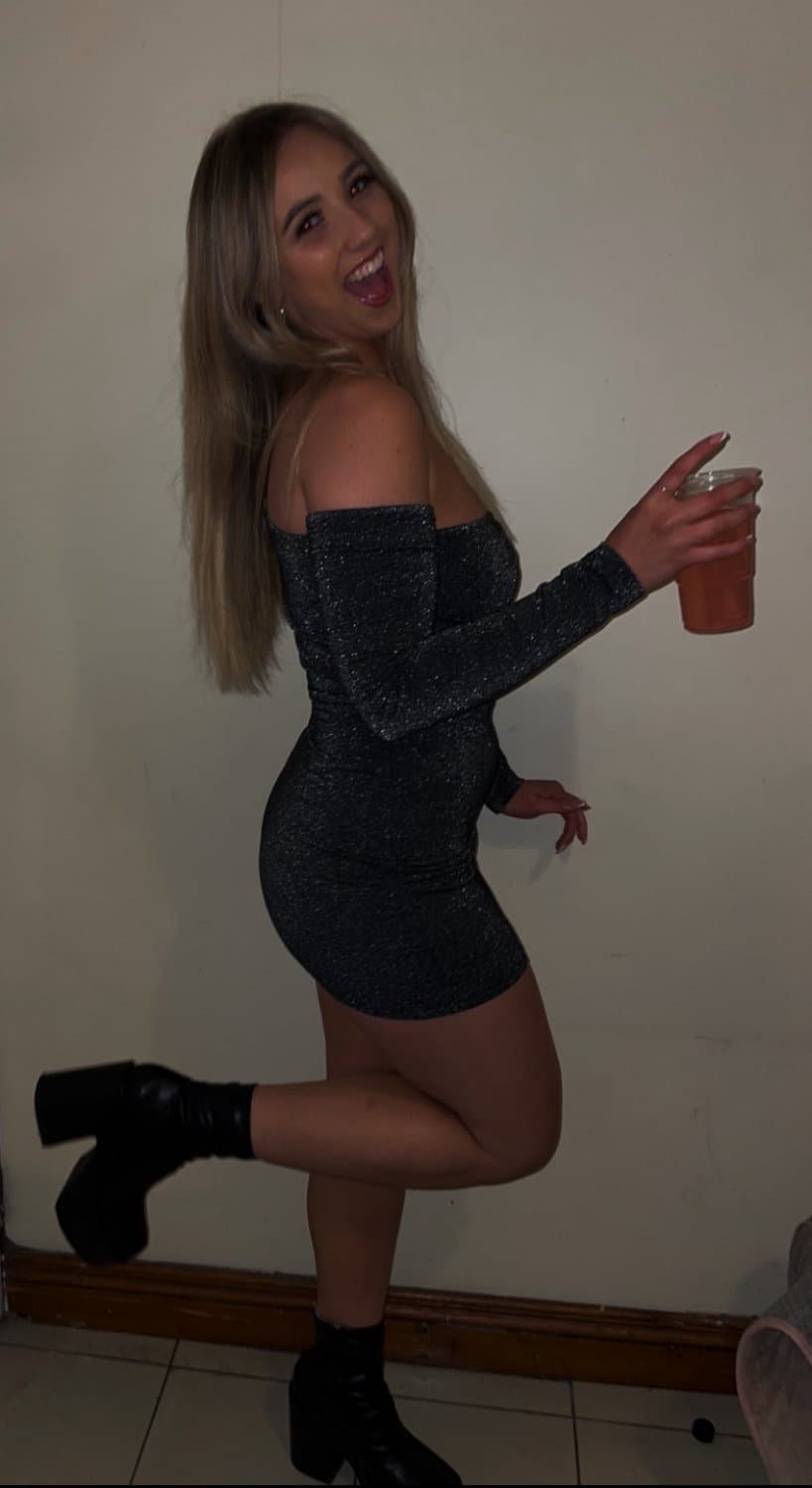 Busty Clio read tags