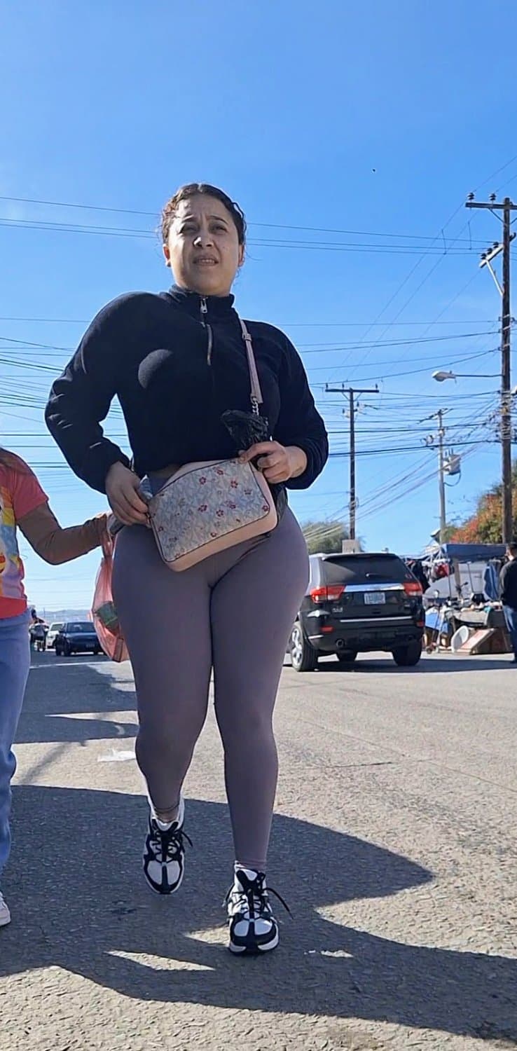 Morena en leggings tremendo culazo