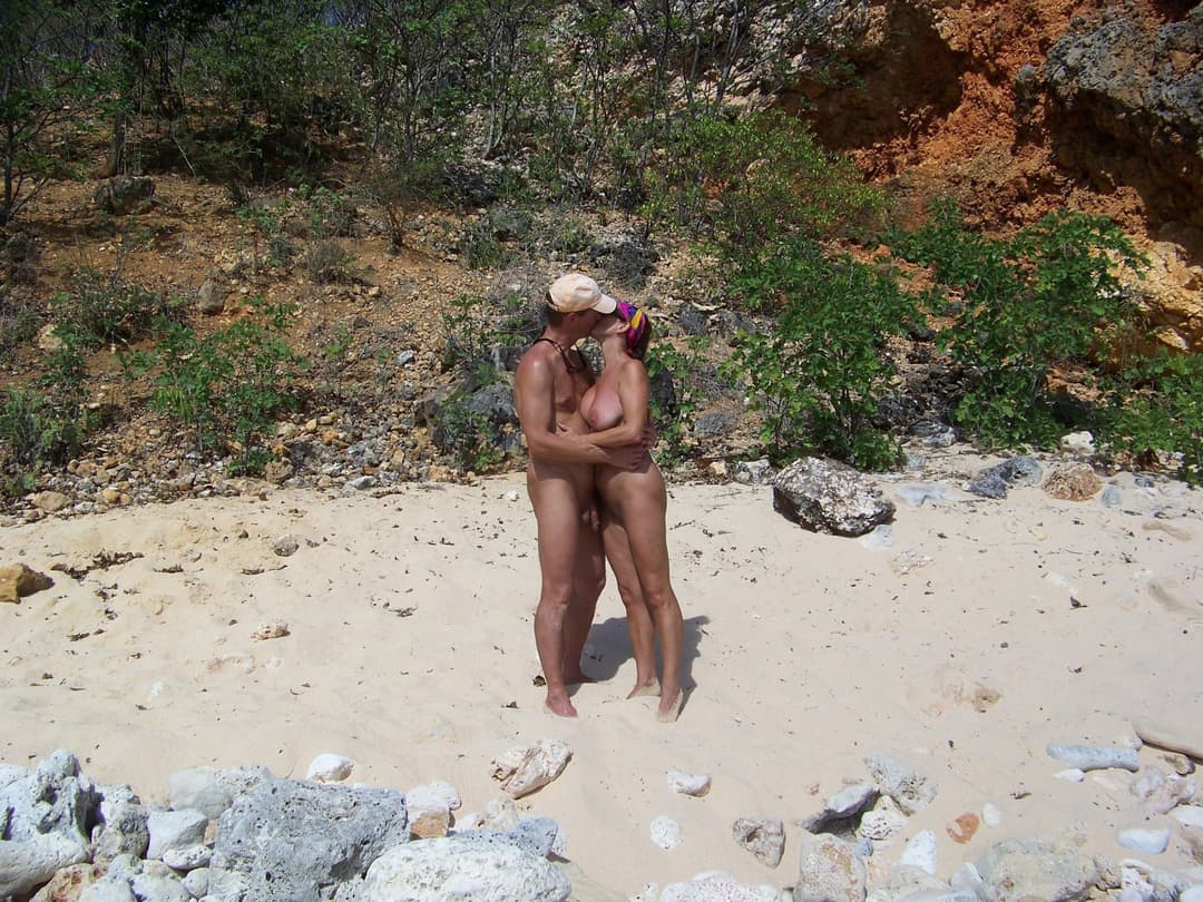 Perfect body GILF loves nude beaches