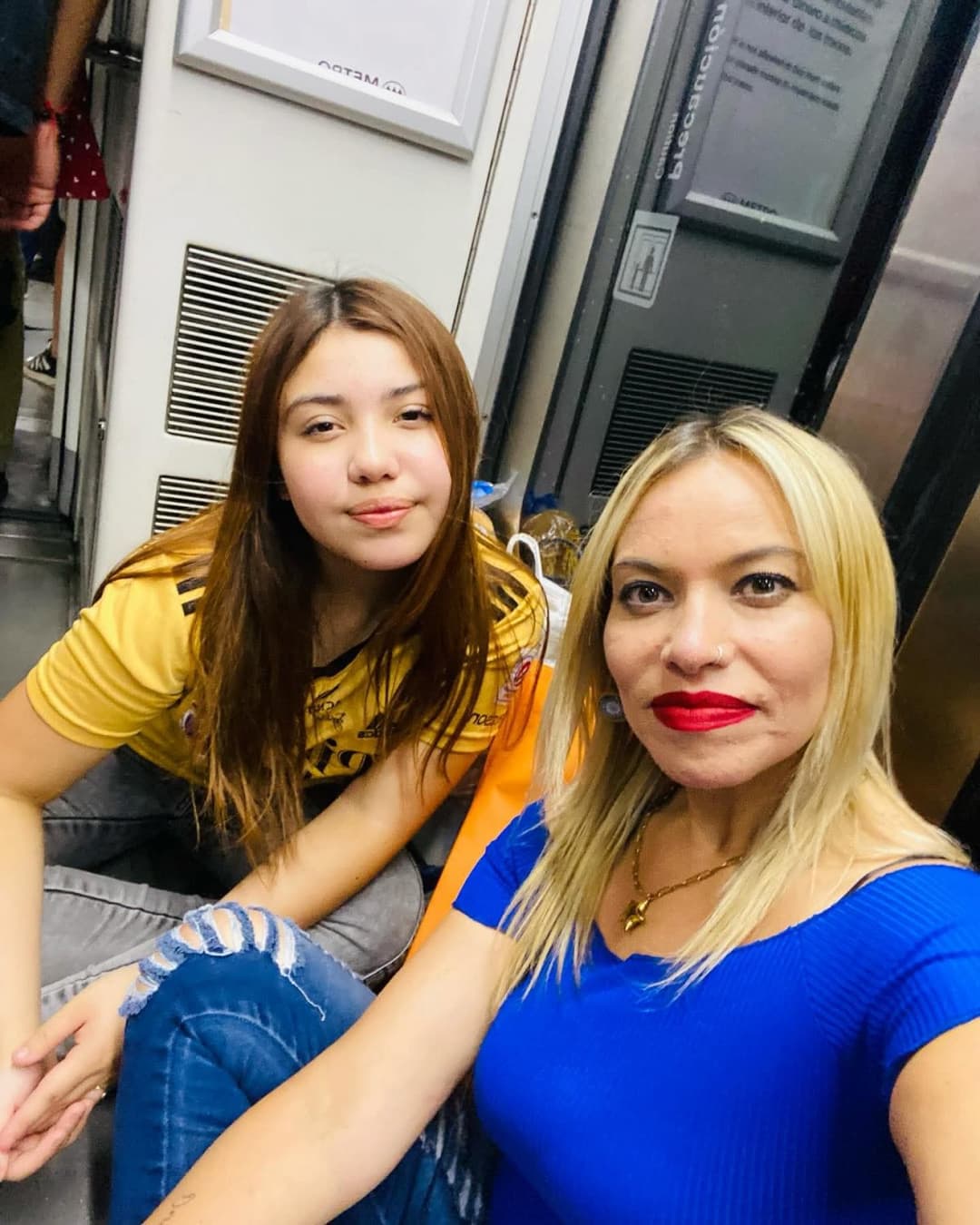 Haberme cogido a la mamá y unos años mas tarde a su hija fue excitante, las dos la chupan delicioso