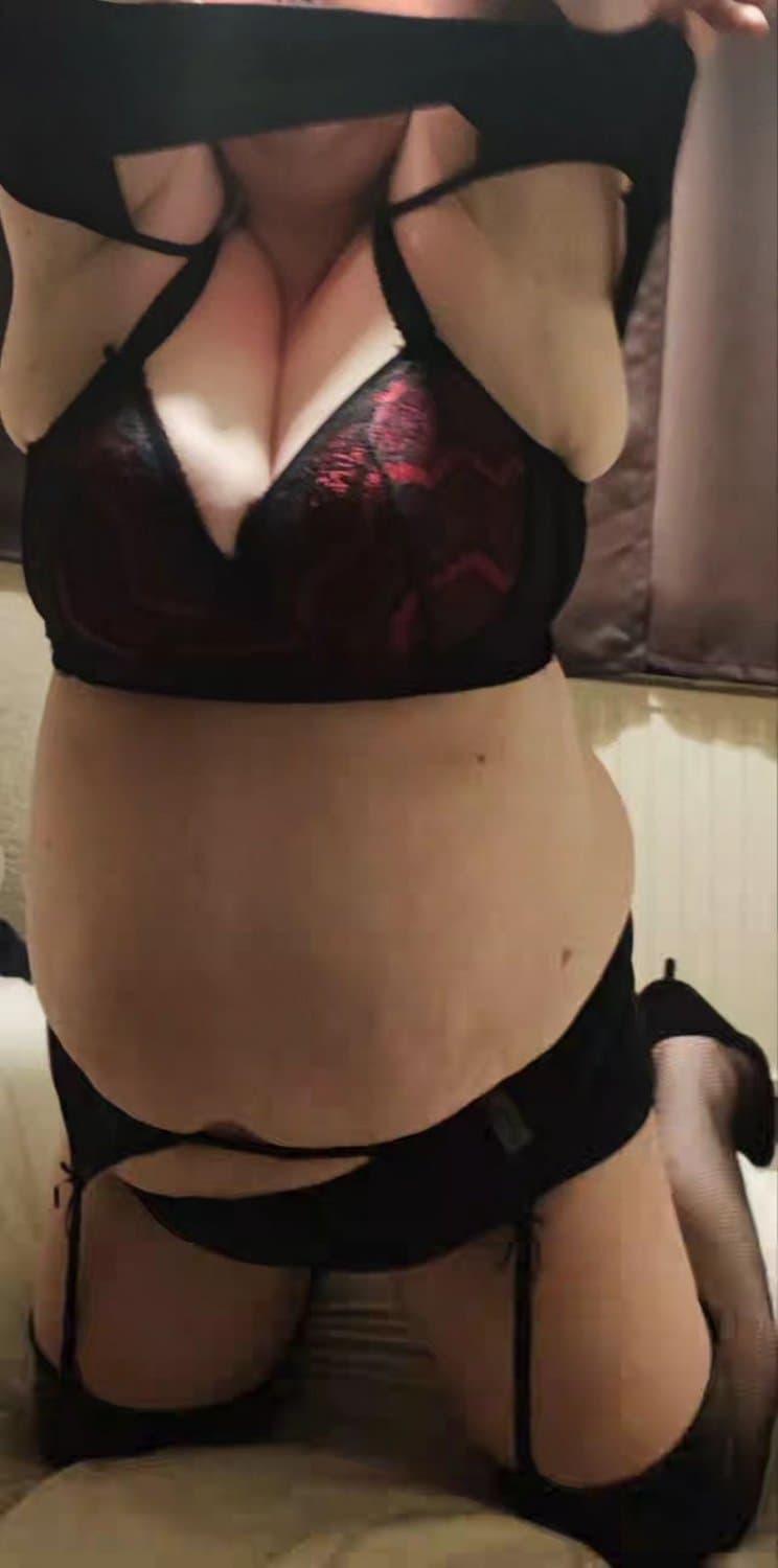 Sexy BBW amateur wife strip