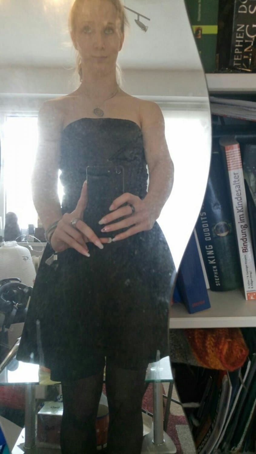 Deutsche Schlampe, liebt es devot zur Schau gestellt zu werden.