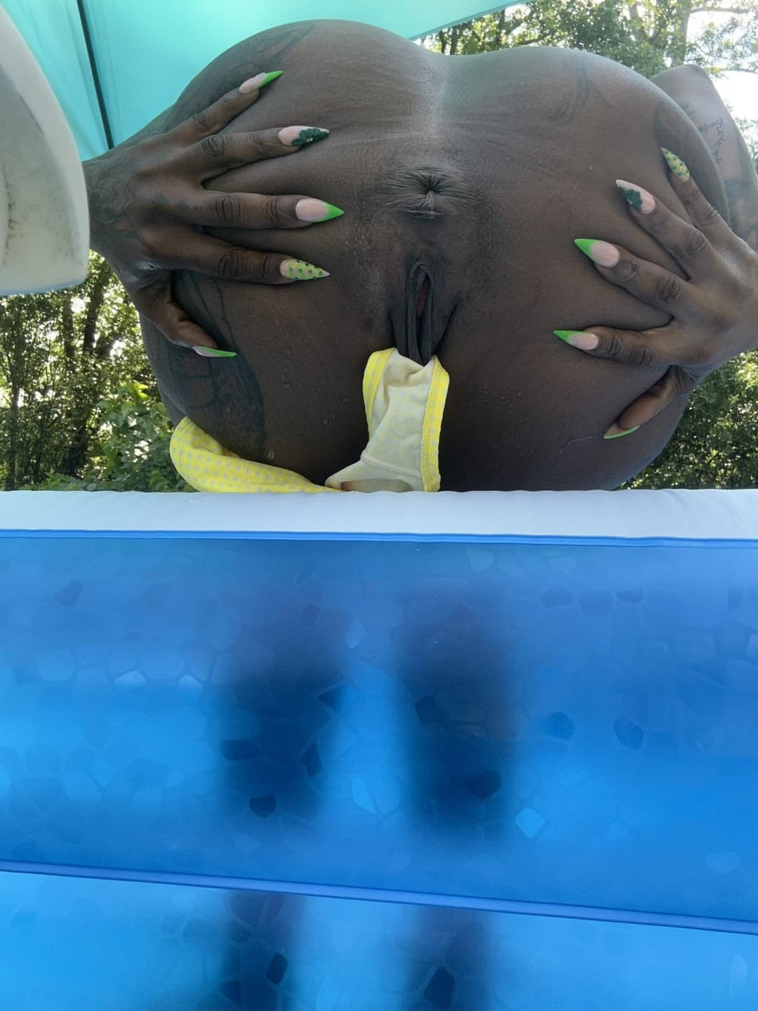 Public Twerking , Piss , Scat Ebony ?