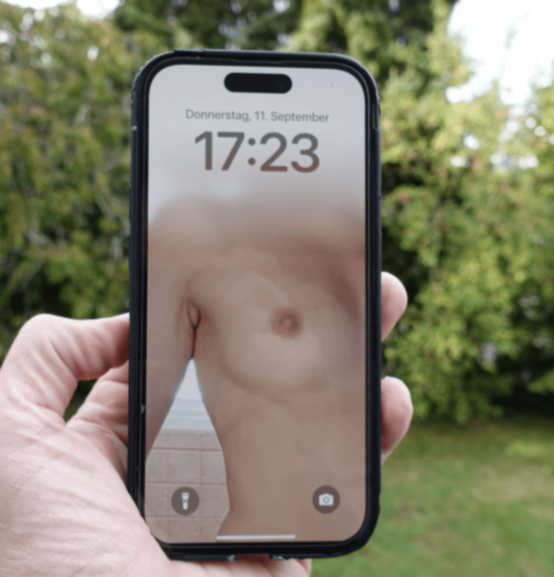 Click to view full size Stranger using my wife as his phone background in public again