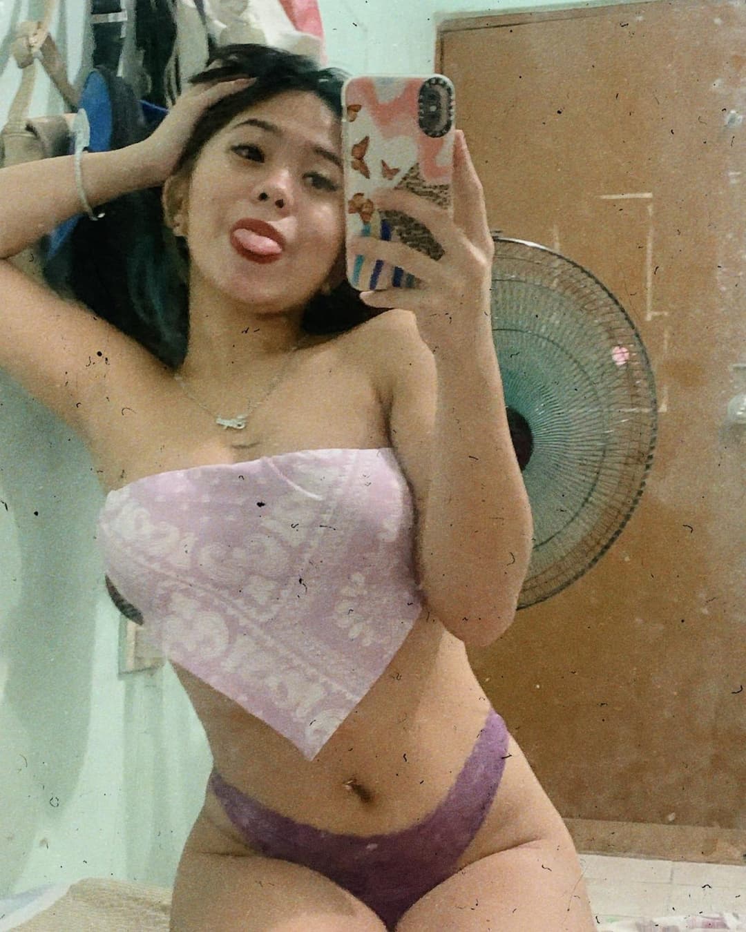 Pinay slut likes to show off her body on social media