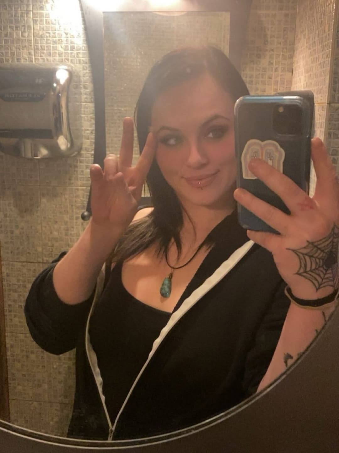 Little sis has a slutty older sis role model