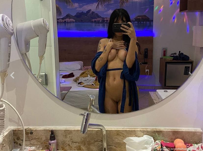 Morrita chupando verga Rico putita