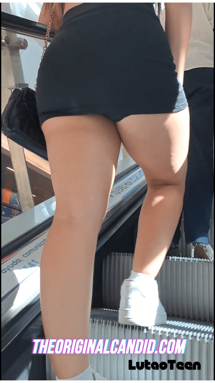 Click to view full size Rubia pollera corta piernas hermosas