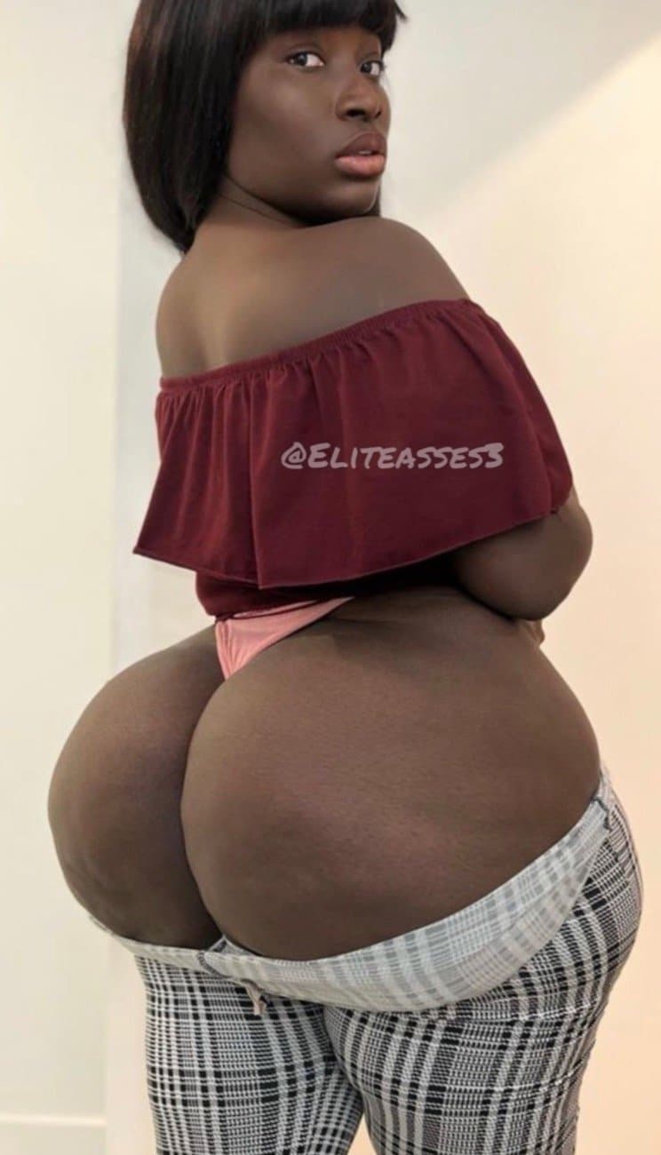 Uno de mis fetiches y fantasías es meterle los dedos en el culo a una negra culona así