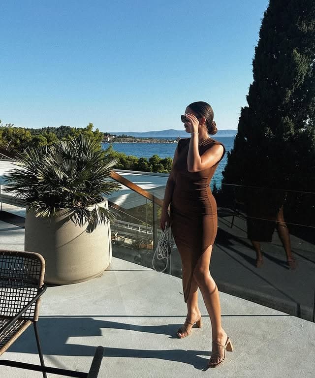 Hot bosnian slut with a great Body and nice legs and feet - footjob and cumface