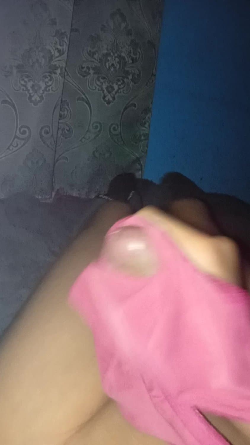 Me jalo la verga y me corro en los calzones de mi puta prima mientras duerme