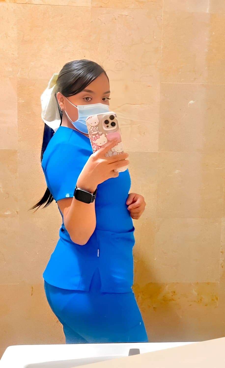 Click to view full size La Enfermera Monserrat Espera Su Dosis De Leche