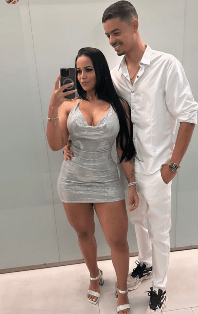 Leiliane Egua Casada traindo namorado corno, sem ele saber, anal na suruba