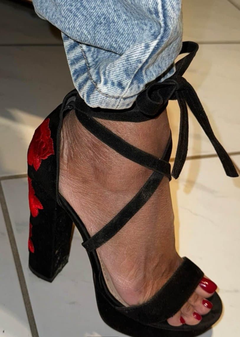 Red toenails in High Heels ? ???