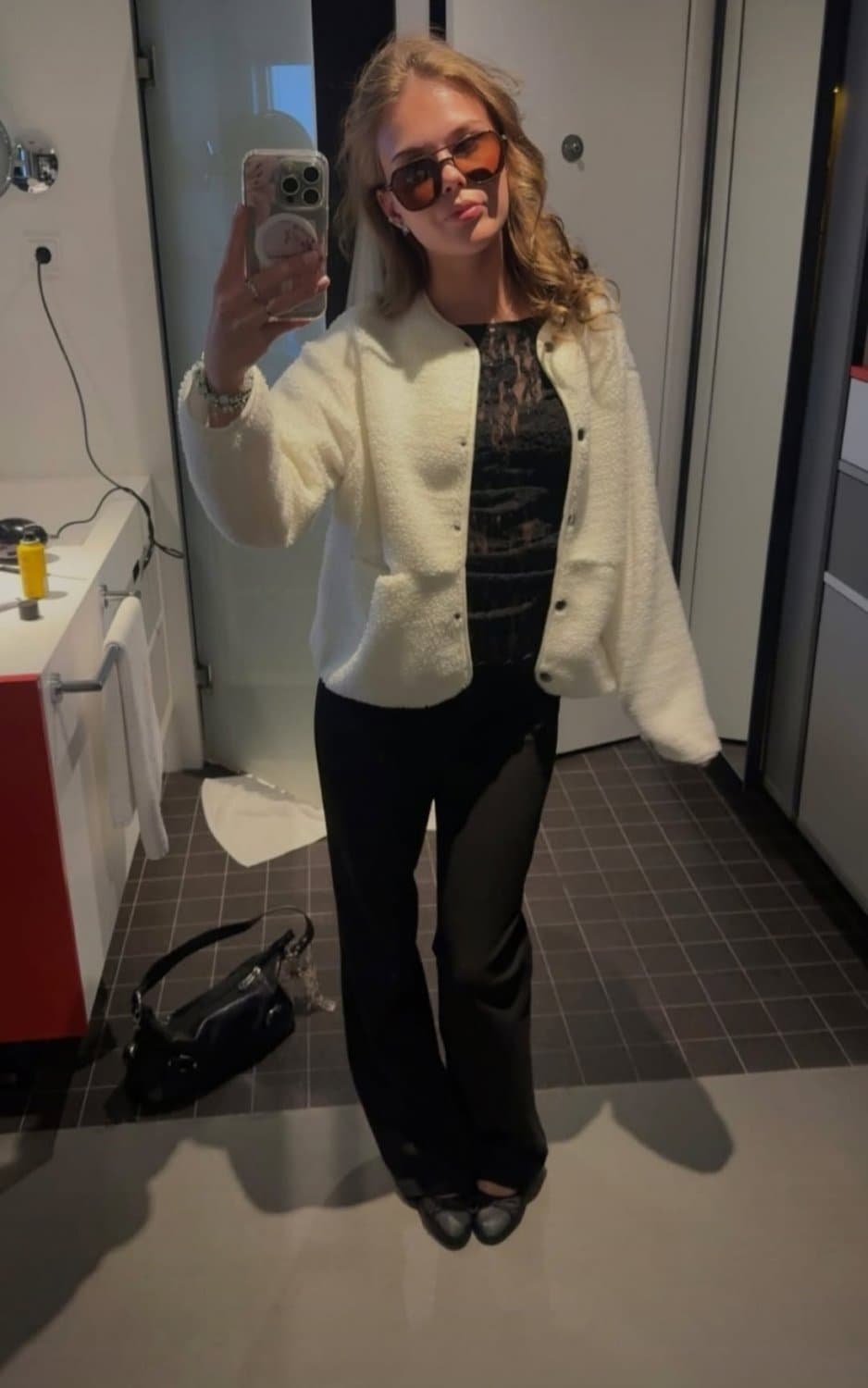 I found this one dude little sister go make him cry and scare on kik: honkka7