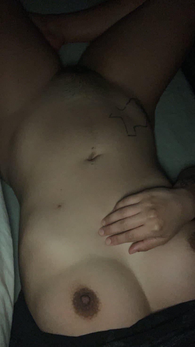 Mientras ella chupaba pija entra su hijo al cuarto ?