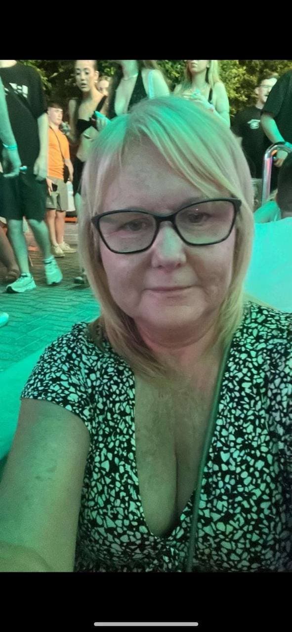 Exposing my mommy’s tits and people tribbing her, mix of cleavage pics and ai pics of her