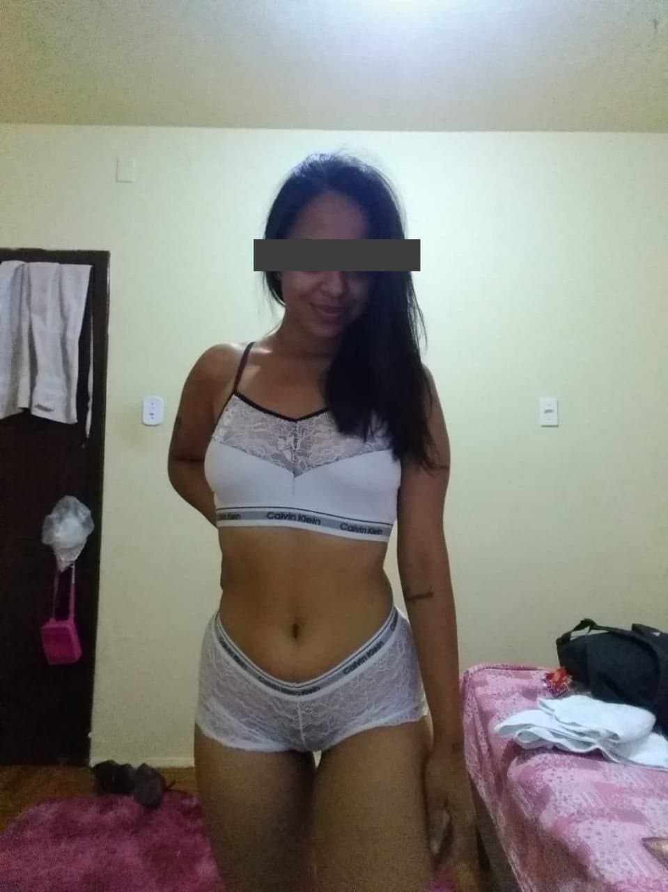 Click to view full size Gostosa do seguidor mostrando as lingeries novas ( recebido na DM)