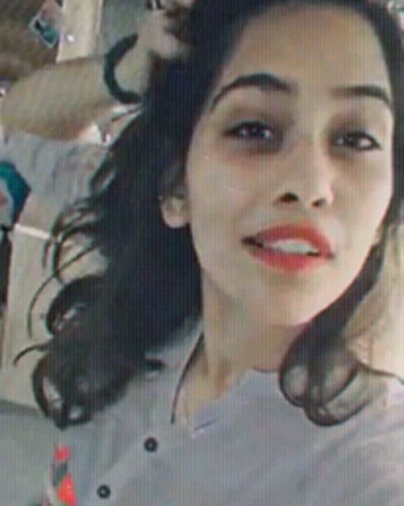 Beautiful punjabi girlfriend seducing her boyfriend with her naughty pictures and mms