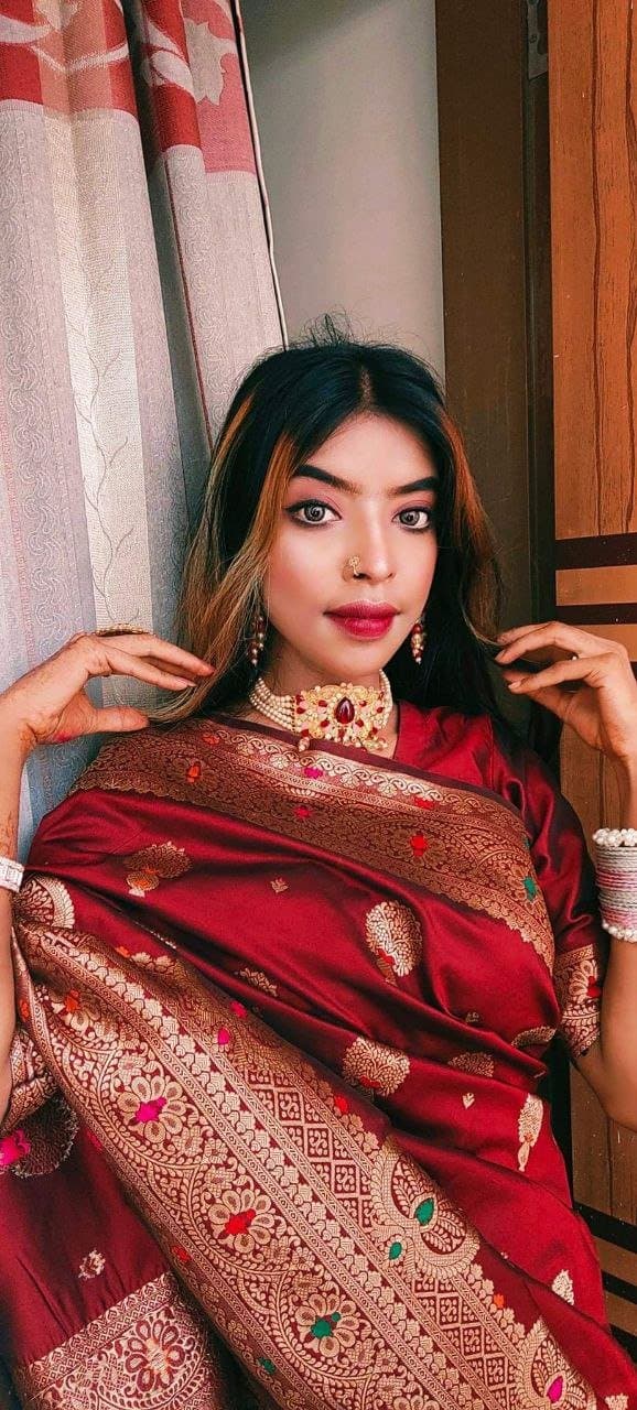 Desi hot viral girl showing her boobs and enjoying with her bf