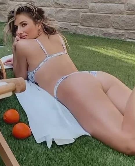 Jessie James Decker Banging Body&Big Luscious Melons and Hot Has Me Leaking for The Milf Beauty ??